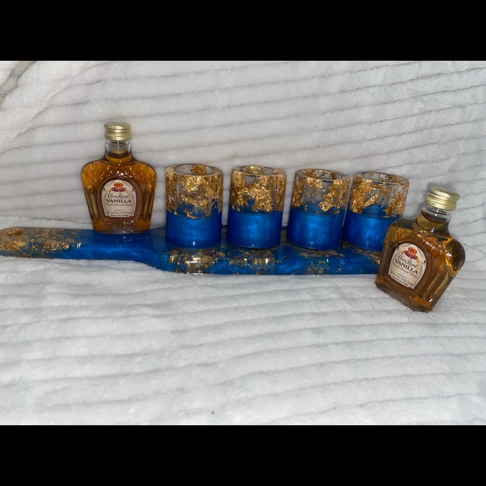 Shot glasses and holder/paddle‼️💚🥃